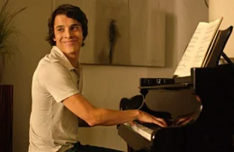 Viel versprechender Abiturient und hochbegabter Pianist: Joe (Kostja Ullmann)