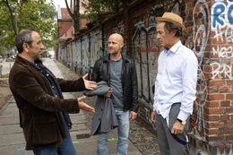 Yus (Hilmi S&ouml;zer), Kalle (J&uuml;rgen Vogel) und Arthur (Heiner Lauterbach) bereiten sich auf einen Undercover-Einsatz vor.