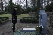 Luca und Carla (Sarah Mühlhause) erfahren, dass sich Lindenberg einer zweiten, sehr risikobehafteten Operation unterziehen muss. Die Sorge der beiden steigert sich ins Unermessliche ... Luca und Carla (Sarah Mühlhause) erfahren, dass sich Lindenberg einer zweiten, sehr risikobehafteten Operation unterziehen muss. Die Sorge der beiden steigert sich ins Unermessliche ...