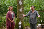 Die Freundin des Mordopfers, Frauke Singer (Anjorka Strechel, l.) und Dr. Johannes Ringwald (Ingo Abel, r.), Ehemann des Mordopfer und zweifelhafter Schamane, stehen unter Verdacht. Was passierte bei den Ayahuasca- Sessions? Die Freundin des Mordopfers, Frauke Singer (Anjorka Strechel, l.) und Dr. Johannes Ringwald (Ingo Abel, r.), Ehemann des Mordopfer und zweifelhafter Schamane, stehen unter Verdacht. Was passierte bei den Ayahuasca- Sessions?