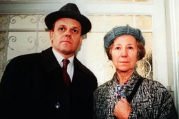 Alfred (Robert Meyer) erz&auml;hlt Frau Gerhartl (Bibiane Zeller) was er von den angeblichen Renovierungsarbeiten im Mietshaus h&auml;lt.