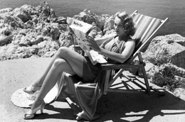 Marlene Dietrich 1939 am Felsenstrand von Cap d'Antibes