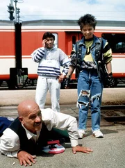 Bei seiner Ankunft auf dem Bahnhof sorgt Lennies (Roy Black, Mitte) Sohn Max (Alexander Bouymin) für einige Aufregung, die auch Josip (Otto W. Retzer, am Boden liegend) zu spüren bekommt Bei seiner Ankunft auf dem Bahnhof sorgt Lennies (Roy Black, Mitte) Sohn Max (Alexander Bouymin) für einige Aufregung, die auch Josip (Otto W. Retzer, am Boden liegend) zu spüren bekommt