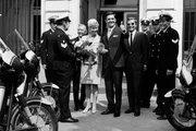 Die Männer der Motorradstreife bilden Spalier für ihren Kollegen Hartmann (Karl-Heinz Heß, Mitte), der mit seiner jungen Frau Inge (Karin Lieneweg) das Standesamt verläßt. Polizei-Obermeister Kröger (Karl-Heinz Kreienbaum, links) bringt seine Glückwünsche an. Die Männer der Motorradstreife bilden Spalier für ihren Kollegen Hartmann (Karl-Heinz Heß, Mitte), der mit seiner jungen Frau Inge (Karin Lieneweg) das Standesamt verläßt. Polizei-Obermeister Kröger (Karl-Heinz Kreienbaum, links) bringt seine Glückwünsche an.