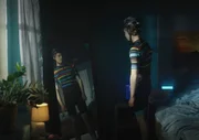 Aaron (Philip Müller) probiert sein Radler-Outfit an, dass Jenny ihm für die Radtour gekauft hat. Aaron (Philip Müller) probiert sein Radler-Outfit an, dass Jenny ihm für die Radtour gekauft hat.