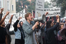 "Nieder mit dem Kapital": Alex (Jacob Matschenz) auf einer Demo