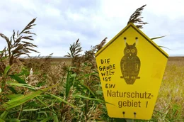 Ein Schild mit einem besonderen Appell