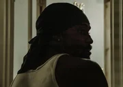 Nahaufnahme von der Seite von Terrell Smiths Gesicht. (Szene nachgestellt)