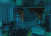 Aaron (Philip Müller) sucht im Kühlschrank nach dem Tomatensaft. Aaron (Philip Müller) sucht im Kühlschrank nach dem Tomatensaft.