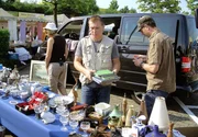 Trödeltrupp-Spezialist Otto (Mitte) ist mit der Familie auf den Flohmarkt gegangen Trödeltrupp-Spezialist Otto (Mitte) ist mit der Familie auf den Flohmarkt gegangen