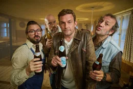 v.li.: Fl&ouml;tzinger (Daniel Christensen), Metzger Simmerl (Stephan Zinner), Franz Eberhofer (Sebastian Bezzel), Wirt Wolfinger (Max Schmidt).