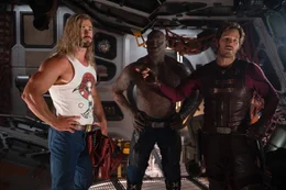 L-R: Thor (Chris Hemsworth), Drax, (Dave Bautista), und  Star-Lord/Peter Quill (Chris Pratt)