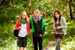 Karla (Elena Arndt-Jensen, li.), Jonas (Joshua Berman) und Katrine (Nanna Finding, re.) machen eine ungeheuerliche Entdeckung.