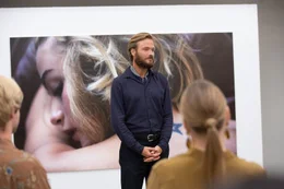 Pierre (Andreas Pietschmann) bei der Er&ouml;ffnung seiner Ausstellung.