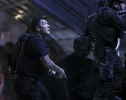 Officer John Nolan (Nathan Fillion) f&uuml;hrt seine Einheit in ein Anwesen, um m&ouml;gliche weitere Opfer vor Rosalind zu sch&uuml;tzen.