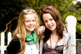 Karla (Elena Arndt-Jensen, li.) und Katrine (Nanna Finding, re.) sind beste Freundinnen, doch ihre Freundschaft wird auf eine harte Probe gestellt...