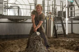 Eigentlich hatte es sich Thor (Chris Hemsworth) einfacher vorgestellt, den Hammer Mj&ouml;lnir wieder an sich zu nehmen, aber Odin legt ihm Steine in den Weg ...