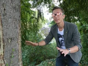 Eric und Dave versuchen per Schnalzen und durch Echo-Ortung zu erkennen, vor welchem Objekt sie sich befinden: Ein Baum! Eric und Dave versuchen per Schnalzen und durch Echo-Ortung zu erkennen, vor welchem Objekt sie sich befinden: Ein Baum!