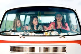 Karla (Elena Arndt-Jensen, li.) und Katrina (Nanna Finding, Mi.) fahren mit der &acirc;&euro;žverr&uuml;ckten&acirc;&euro;ś Dana zum Sommerhaus.