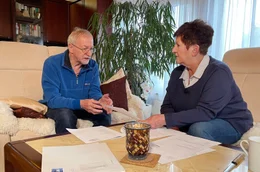 Schwierige Entscheidung. Soll das Seniorenpaar den Mietvertrag f&uuml;r die viel kleinere Wohnung unterschreiben?