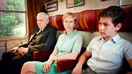Zur&uuml;ck nach Osten: Marlis (Susanne Bormann) und ihr Sohn Willi (Kolja Rashed, re.) sitzen in einem Abteil mit Ernst Melchior (Harry T&auml;schner).