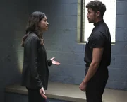 Officer Angela Lopez (Alyssa Diaz) stellt ihren Bruder Damian Lopez (Julio Macias), der als Priester t&auml;tig ist, auf dem Polizeirevier zur Rede.