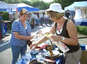 Elsbeth (re.) hofft, auf dem Flohmarkt einige Sachen verkaufen zu können. Elsbeth (re.) hofft, auf dem Flohmarkt einige Sachen verkaufen zu können.