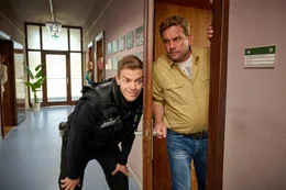 v.li.: Max Simmerl (Ferdinand Hofer), Franz Eberhofer (Sebastian Bezzel).