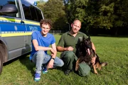 Julian mit Polizeihund Tiger und Hundeführer Manu. Julian mit Polizeihund Tiger und Hundeführer Manu.