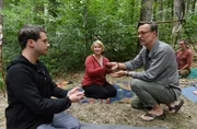 Timo Gruber (Thimo Meitner, l.), Nele Fehrenbach (Floriane Daniel, 2.v.l.), und Dr. Johannes Ringwald (Ingo Abel, r. mit Komparse, h.) bei der Ayahuasca-Session. Timo Gruber (Thimo Meitner, l.), Nele Fehrenbach (Floriane Daniel, 2.v.l.), und Dr. Johannes Ringwald (Ingo Abel, r. mit Komparse, h.) bei der Ayahuasca-Session.
