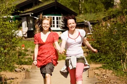 Karla (Elena Arndt-Jensen, li.) und Katrine (Nanna Finding, re.) sind beste Freundinnen, doch ihre Frendschaft wird auf eine harte Probe gestellt...