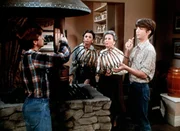 Ben (Eric Scott, l.) repariert die ber&uuml;hmte Rezeptmaschine der Baldwin Schwestern Miss Mamie (Helen Kleeb, Mitte l.) und Miss Emily (Mary Jackson, Mitte r.). Jim Bob (David W. Harper, r.) hilft ihm dabei.