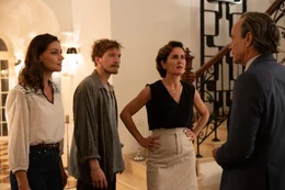 Antonia (Janina Uhse, li.), Alex (Jacob Matschenz), Isabel (Marie-Lou Sellem) und Arthur (Heiner Lauterbach, re.).