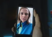 Aarons Mutter Nadine (Nadja Becker) gesteht ihm, dass der Urlaub leider kurzfristig abgesagt werden muss.