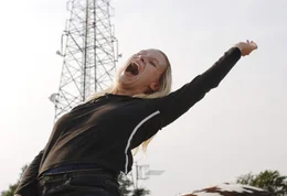 Die Freig&auml;ngerin Nicole (Gabriela Heged&uuml;s) ausgelassen beim Bullriding auf dem Dorffest.