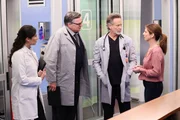 (l-r) Lilah Richcreek Estrada als Nellie Cuevas, Oliver Platt als Daniel Charles, Steven Weber als Dean Archer (l-r) Lilah Richcreek Estrada als Nellie Cuevas, Oliver Platt als Daniel Charles, Steven Weber als Dean Archer
