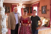 Checker Tobi (rechts) und Adelsexperte Baron Alexander Hohenbühel am Set von "Prinzessin Maleen" auf dem Schloss Moos in Südtirol mit Regisseurin Antonia Simm im Prinzessinen-Kostüm. Checker Tobi (rechts) und Adelsexperte Baron Alexander Hohenbühel am Set von "Prinzessin Maleen" auf dem Schloss Moos in Südtirol mit Regisseurin Antonia Simm im Prinzessinen-Kostüm.