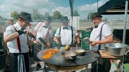 Die "Grillinger" aus Mainz-Finthen hatten sich aus einer Laune heraus f&uuml;r die Grill- Landesmeisterschaften angemeldet &ndash; und wurden Erste. Damit sind sie f&uuml;r die legend&auml;re Grill-WM qualifiziert, bei der 100 Teams aus 23 L&auml;ndern gegeneinander antreten. Die Doku begleitet die "Grillinger", aber auch die Aartal-Barbecue-Crew und die Black Pearl BBQs.