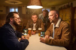 v.li.: Fl&ouml;tzinger (Daniel Christensen), Franz Eberhofer (Sebastian Bezzel), Wirt Wolfinger (Max Schmidt), Metzger Simmerl (Stephan Zinner).