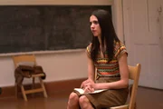 Nerv&ouml;s beim Vorsprechen: Margaret Qualley als Ann Reinking