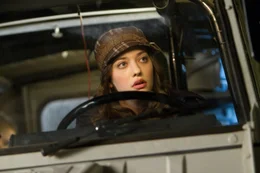 Darcy (Kat Dennings).