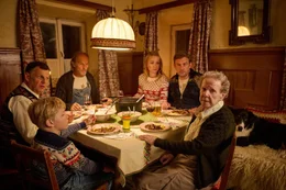 Leopold Eberhofer (Gerhard Wittmann, l.), Papa Eberhofer (Eisi Gulp, 3.v.l.), Susi (Lisa Maria Potthoff), Franz Eberhofer (Sebastian Bezzel, 2.v.r.), Oma Eberhofer (Enzi Fuchs).