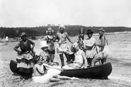 Die Erfindung der Sommersaison: 1923 feiert das amerikanische Ehepaar Gerald und Sara Murphy zusammen mit Pablo Picasso und Coco Chanel exzentrische Partys am Strand.