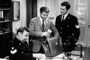 Polizei-Obermeister Kröger (Karl-Heinz Kreienbaum, links) und Kriminalassistent Schlüter (Eckart Dux, Mitte) zählen die Beute, die Streifenfahrer Hartmann (Karl-Heinz Heß) dem Wohnungsschwindler Luger wieder abgejagd hat. (E.: 03.03.1969). Polizei-Obermeister Kröger (Karl-Heinz Kreienbaum, links) und Kriminalassistent Schlüter (Eckart Dux, Mitte) zählen die Beute, die Streifenfahrer Hartmann (Karl-Heinz Heß) dem Wohnungsschwindler Luger wieder abgejagd hat. (E.: 03.03.1969).