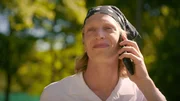 Joanas Freude über den Finaleinzug wird von Valentins (Johannes Groeger) erneutem Übergriff zunichte gemacht. Joanas Freude über den Finaleinzug wird von Valentins (Johannes Groeger) erneutem Übergriff zunichte gemacht.