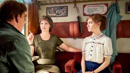 Der Polizeibeamte Koch (Martin Feifel) verd&auml;chtig die DDR-Trainerin Christa Hartmann (J&ouml;rdis Triebel) und die Turnerin Sabine Schulz (Hannah Schiller, re.).