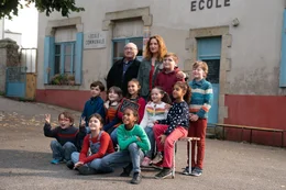 &Eacute;mile Menoux (Michel Blanc, hinter, l.), Alice Le Guennic (Julia Piaton, hinter, 2.v.l.)