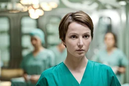 Julia Koschitz (Dr. Lydia Martischek).
