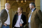 Die Kommissare Anton Stadler (Dieter Fischer, r.) und Ludwig Loibl (Stephan Zinner, l.) sind sich sicher, dass Franz von Stein (Niels Bruno Schmidt, m.) seinen Onkel umgebracht hat, weil dieser ihn enterben wollte. Die Kommissare Anton Stadler (Dieter Fischer, r.) und Ludwig Loibl (Stephan Zinner, l.) sind sich sicher, dass Franz von Stein (Niels Bruno Schmidt, m.) seinen Onkel umgebracht hat, weil dieser ihn enterben wollte.