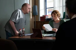 &Eacute;mile Menoux (Michel Blanc), Alice Le Guennic (Julia Piaton)